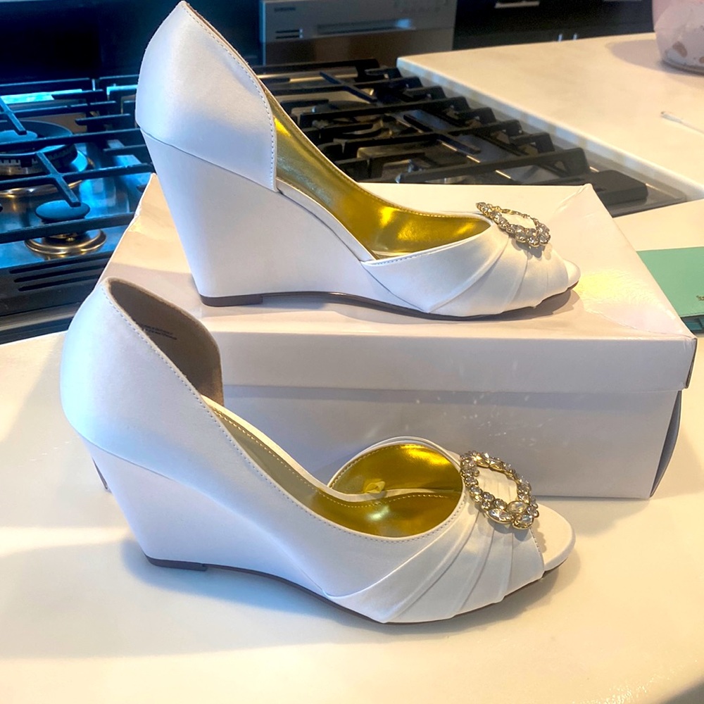 New Tevolio Ivory Amalia shoes. Size 9